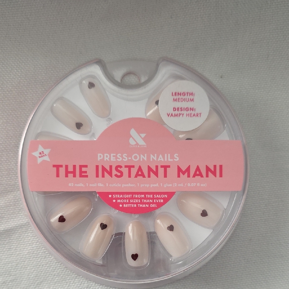 Olive & June Press-On Nails The Instant Mani - Shiny Nude with Heart Accent